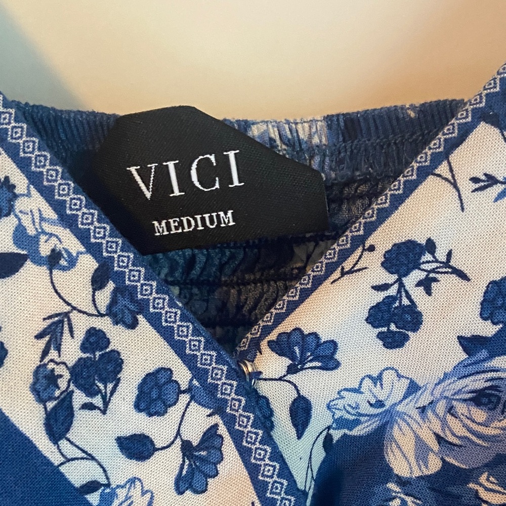 Vici Navy and White Floral Bralette Crop Top Size Medium - Picture 2 of 7